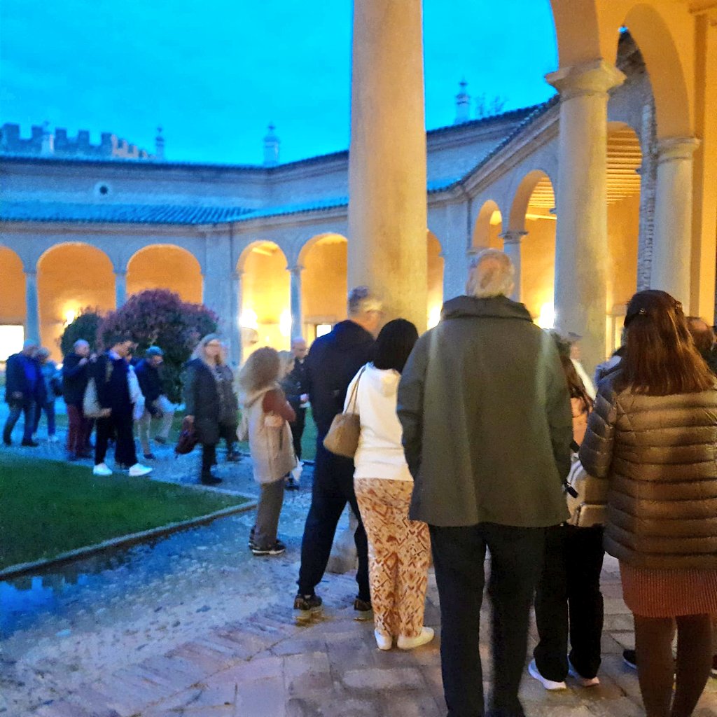 aragonFH's tweet photo. Pues ha venido bastante gente al final jeje gracias oscenses por vuestra atención a la @aragonFH y a la Fiesta de la Historia de Huesca 😘🥳 https://t.co/4nvSOwVSBm