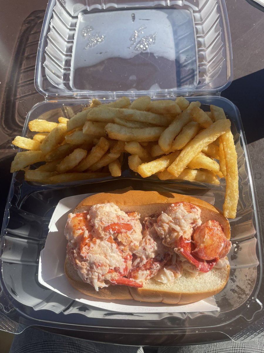 last day at the @bostonglobe office so obviously I had to treat myself for lunch 🦞