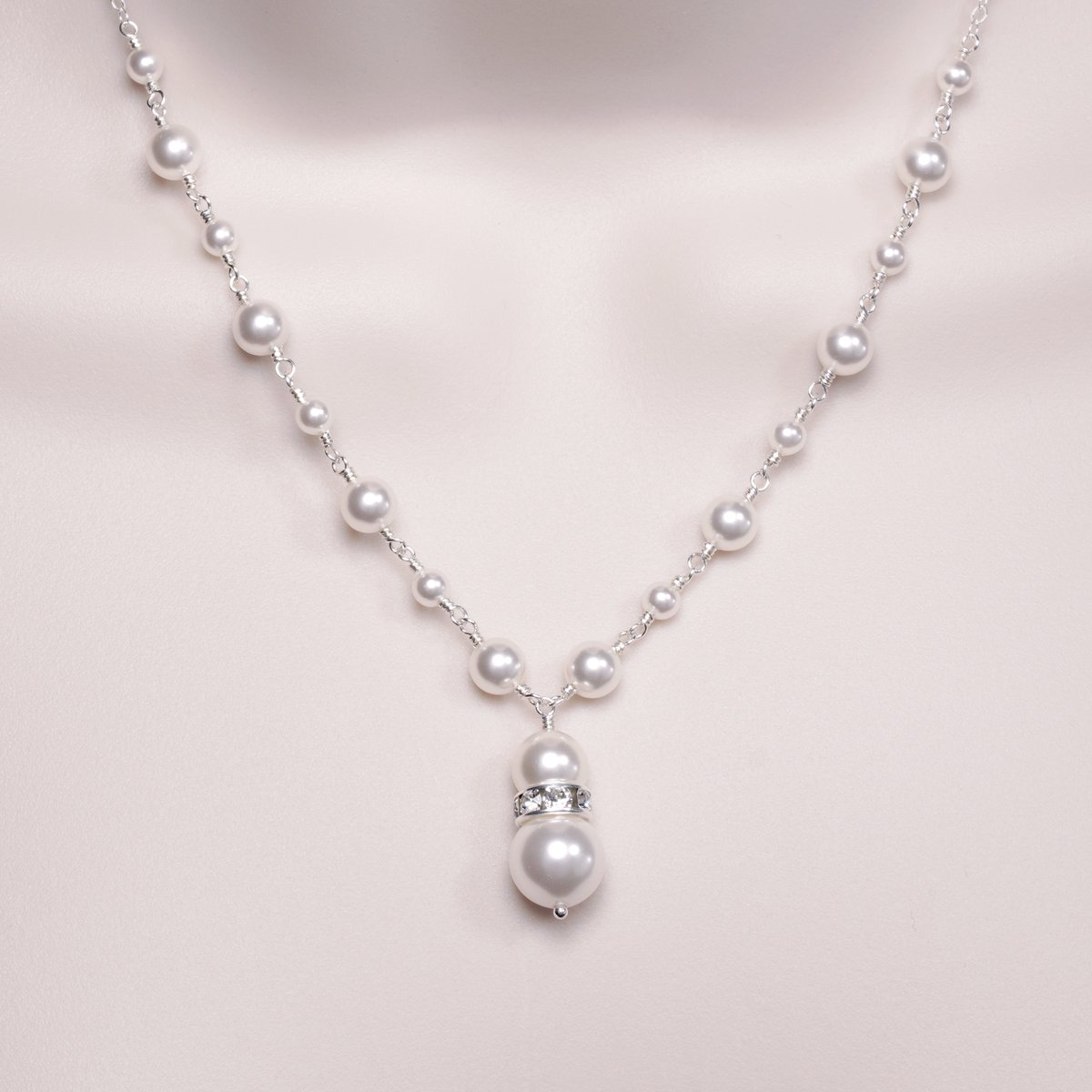 StarringUJewel's tweet image. 𝑩𝒓𝒊𝒅𝒂𝒍 𝑷𝒆𝒂𝒓𝒍 𝑹𝒐𝒏𝒅𝒆𝒍𝒍𝒆 𝑵𝒆𝒄𝒌𝒍𝒂𝒄𝒆
sterling silver &amp;amp; premium Austrian crystals✨For elegant, glamorous brides🎁creatoriq.cc/48ZaEil #etsywedding #etsybride #weddingjewelry #bridaljewelry #bridalfashion #bridalinspiration #bridalshower #pottiOctober272023