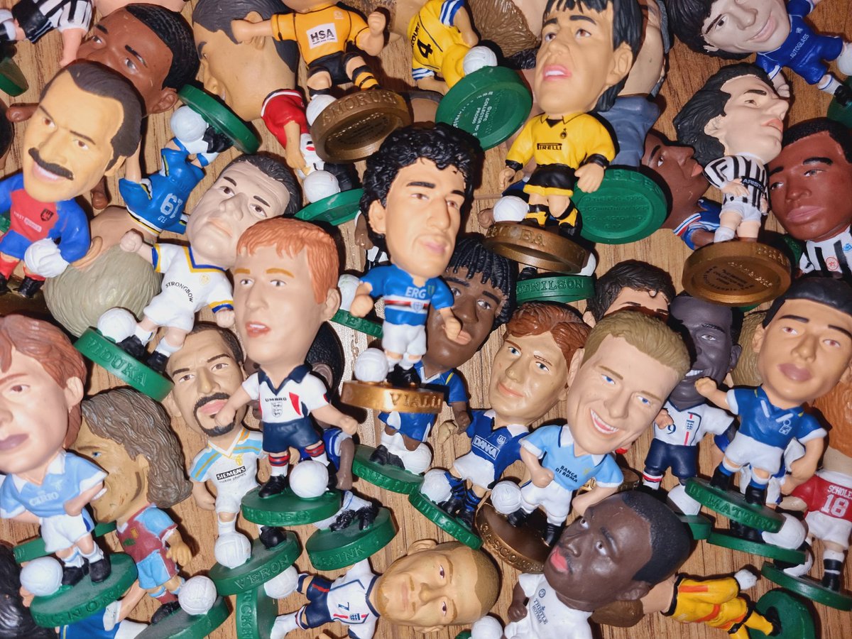 We've re-stocked our loose Corinthian mystery boxes! Get 15x randomly selected Corinthian ProStars and Headliners for £12.99 plus postage! Available to buy here ➡️ 90sfootball.com/store/loose-pr…