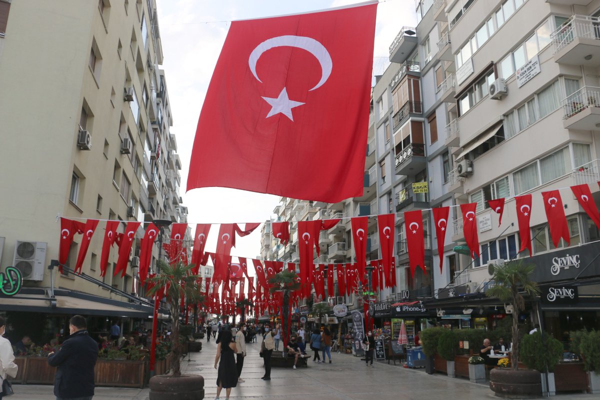 Değerli hemşehrilerimizi, Cumhuriyetimizin 100. yıl coşkusuna ortak olmaya, evlerini, iş yerlerini ve güzel İzmir'imizi şanlı bayrağımızla donatmaya davet ediyoruz... 🇹🇷
