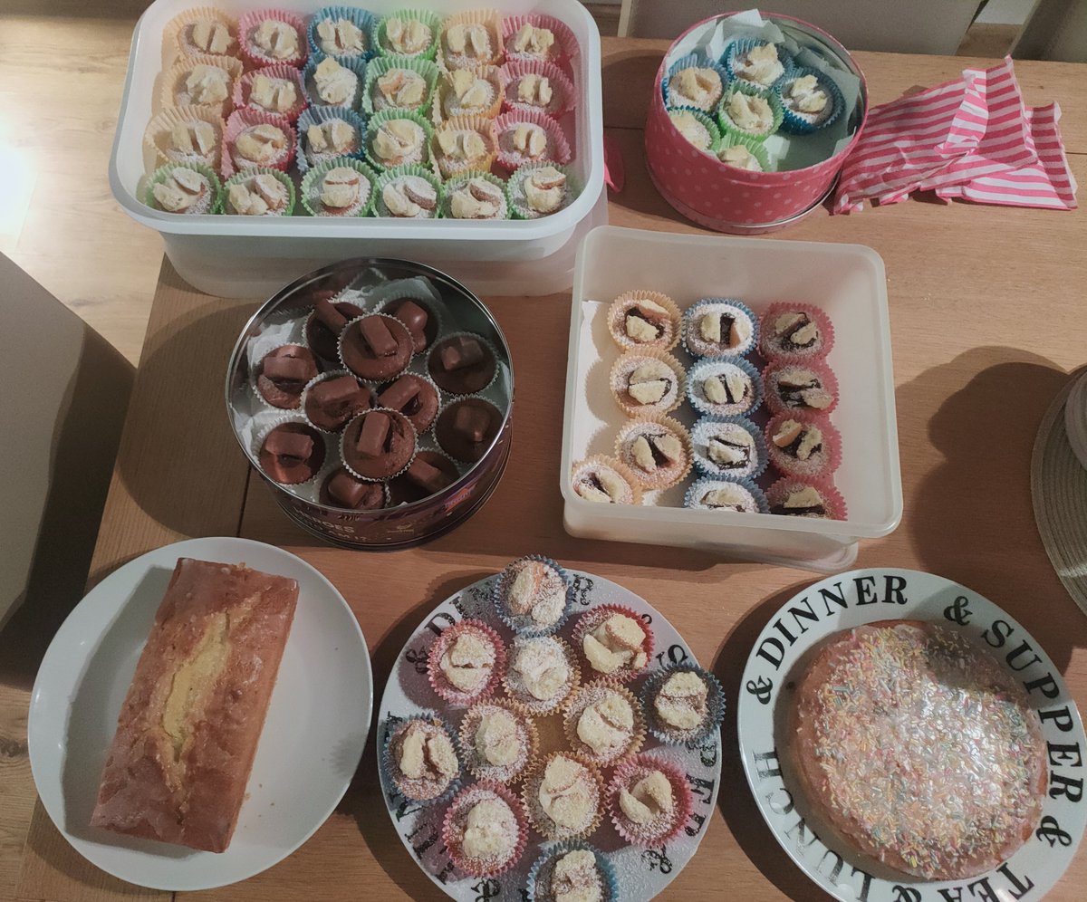 LPSP10's tweet photo. Almost there @uptonprimary1 staff ... 1 more day! Goodies being sent in with my little miss tomorrow to help you through the day #halftermtreats #teacherlife #thankyou https://t.co/EyUhc2H55H