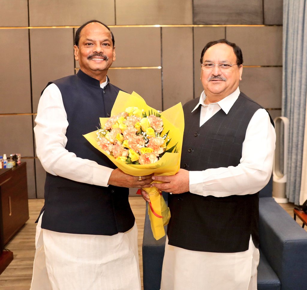dasraghubar's tweet photo. आज @BJP4India के माननीय राष्ट्रीय अध्यक्ष श्री @JPNadda जी को पार्टी की प्राथमिक सदस्यता से अपना इस्तीफा सौंपा।

यह मेरे लिए काफी भावुक पल रहा। भारतीय जनता पार्टी के गठन के समय से ही पार्टी का जमीनी कार्यकर्ता रहा हूं। एक मजदूर को पार्टी ने बूथ कार्यकर्ता से मंडल अध्यक्ष और प्रदेश अध्यक्ष तक तथा मंत्री से मुख्यमंत्री तक की जिम्मेदारी दी। आज इस्तीफा देते समय पुरानी यादें ताजा हो गई। मैंने पूरी ईमानदारी से जमशेदपुर और झारखंड की जनता की सेवा की है। अब महाप्रभु जगन्नाथ स्वामी के आशीर्वाद से ओड़िशा के लोगों की सेवा करूंगा।

आदरणीय प्रधानमंत्री श्री @narendramodi जी और यशस्वी गृह मंत्री श्री @AmitShah जी ने राज्यपाल का जो दायित्व सौंपा है, उसे पूरी ईमानदारी और तन्मयता से निभाने का प्रयास करूंगा। आज माननीय संगठन महामंत्री श्री @blsanthosh जी से भी शिष्टाचार मुलाकात की।