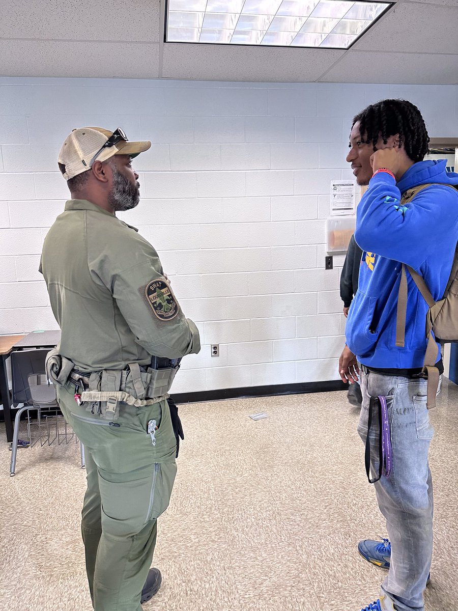 kyonia_dow's tweet photo. Men of Quality guest speaker Officer Detrick speaking about his experiences with SWAT, family support, mental health & what itโs like being a black man in this role. These young men asked so,e great questions & got some great advice. #MenOfQuality https://t.co/2QZGHwqQ53