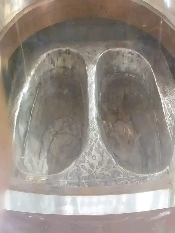 Tel2wa's tweet image. ثريد عن الرسول 🩷🩷

قبل وفاة الرسول بـثلاثة أيام بدأ الوجع يشتد عليه
وكان في بيت السيدة ميمونة
فقال &quot;أجمعوا زوجاتي&quot;
فجمعت الزوجات...
فقال النبي &quot;أتأذنون لي أن أمرض في بيت عائشة ؟&quot;
فقلن &quot;نأذن لك يا رسول الله&quot;
فأراد أن يقوم فما استطاع فجاء علي بن أبي طالب والفضل بن العباس فحملا…