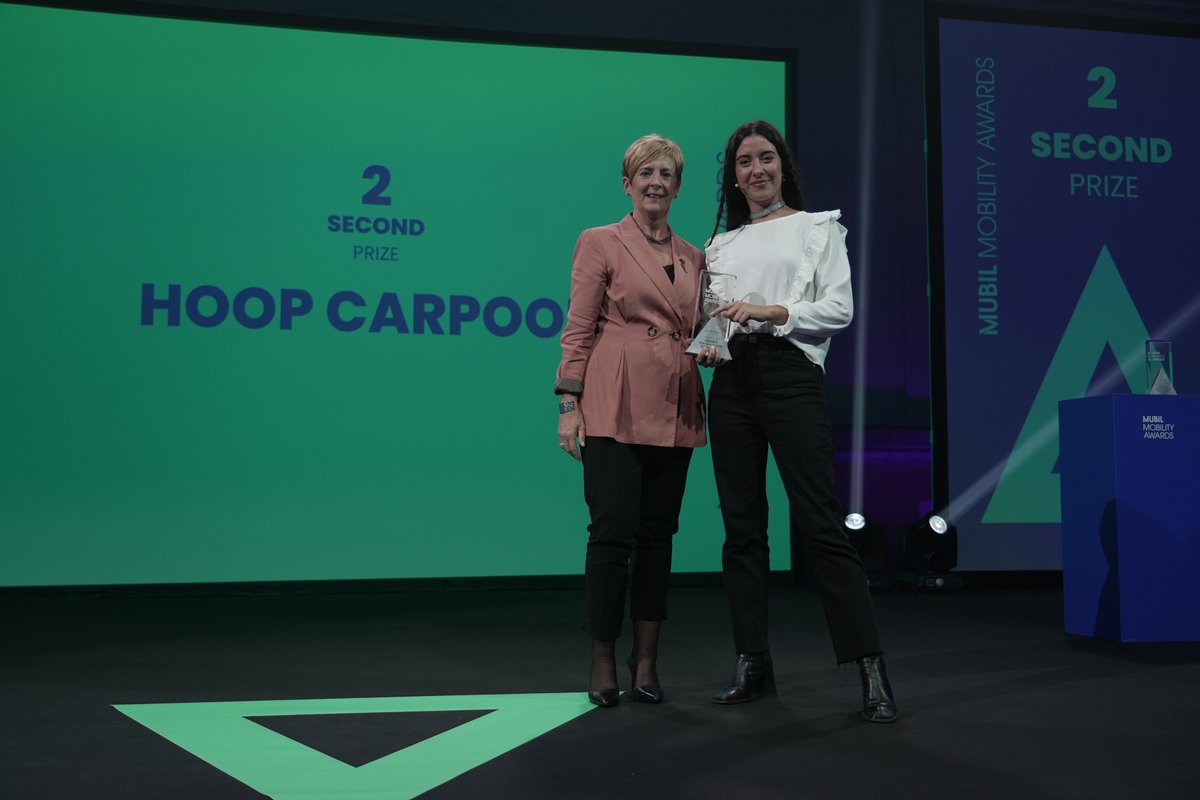 It's time to meet the winners of the #MUBILMobilityAwards2023! The second prize goes to... @Hoop_carpool! The Minster for Economic Development, Sustainability and the Environment <a href="/arantxa_tapia/">Arantxa Tapia</a> presents the award. Congratulations!