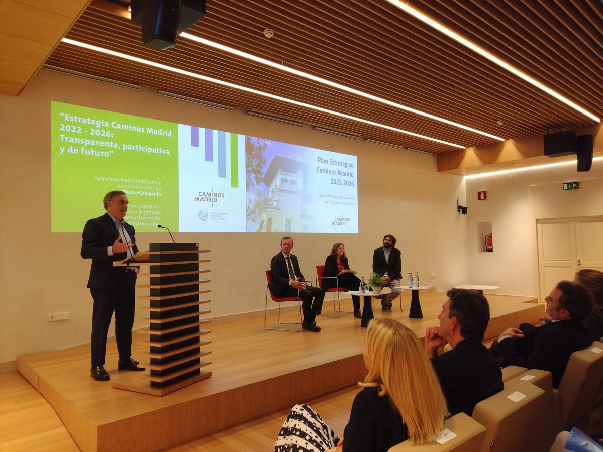 Andrea González, <a href="/i_ortizdeandres/">Ignacio Ortiz de Andrés</a> y <a href="/jjlanda1/">Jose Javier Landa</a> han compartido su experiencia como colegiados de <a href="/caminosmadrid/">Ing. Caminos Madrid</a>. Uno de los momentos más emotivos. ¡Gracias por participar en este día tan especial! Los colegiados hacen colegio y no podemos estar más orgullosos. #Yosoycaminos