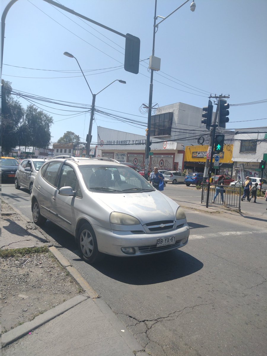 Padhola's tweet photo. No hayo nada mejor este señor que dejar estacionado el auto en la intersección https://t.co/JWCUPeuahQ