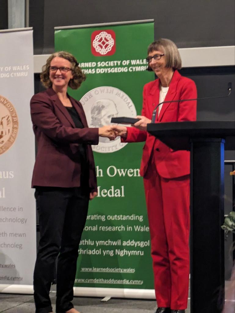 Incredible to see <a href="/AimeeMorgans/">Prof Aimee Morgans</a> receive the Menelaus Medal from <a href="/LSWalesCDdCymru/">Learned Society of Wales</a>  in the #LSWMedalau First woman to do so, not the last!