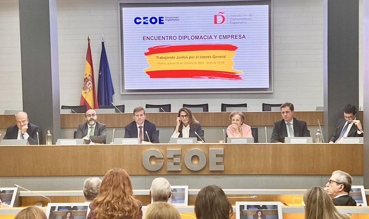 diplomaticosADE's tweet image. Invertir en el servicio exterior también es invertir en las empresas. La internacionalización del sector privado🇪🇸 empuja a una mayor sintonía con el sector público que le dota de visión global🌏. Gracias @CEOE_ES y a tan ilustres panelistas por un intercambio muy enriquecedor.