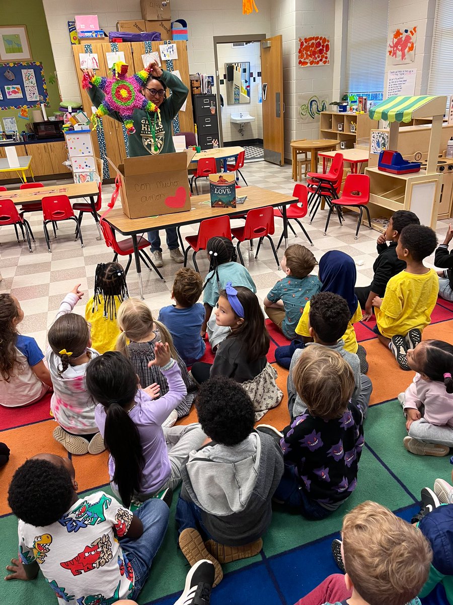 What a wonderful morning @APSGardenHills supporting @Jumpstartkids #ReadfortheRecord!! 🎉📚 I had so much fun reading “With Lots of Love” by @jetchez and then….we even had a special surprise delivery!! 📦❤️ #conmuchoamor @VisosoYesenia @aps_OEL