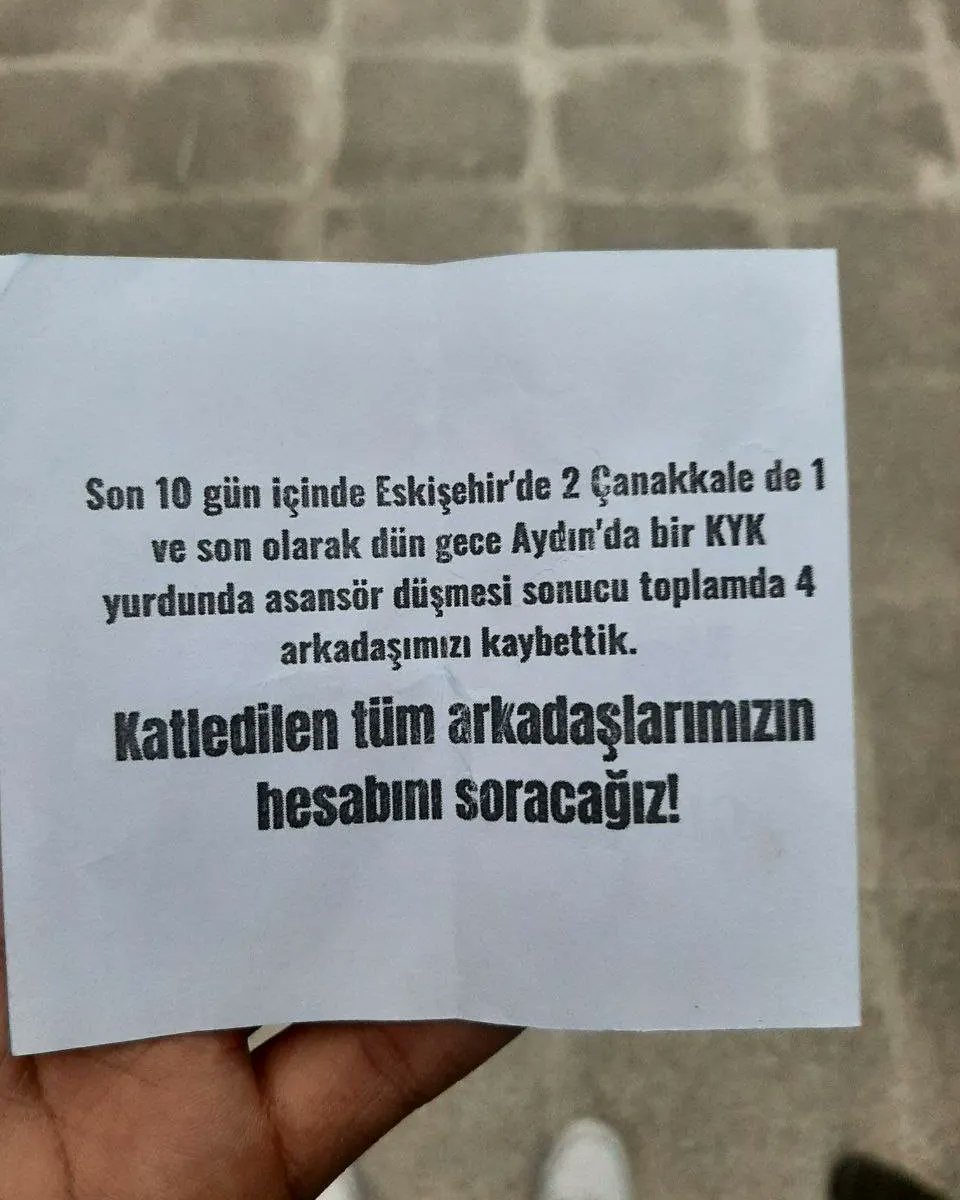AnarkaDergi's tweet photo. Öfkemizde bu şiddet düzenini boğacağız. Patronlarla devletin el ele intihara sürüklediği, umursamazlıkları yüzünden kaybettiğimiz her arkadaşımızın hesabını soracağız. Umudumuz, mücadele ve dayanışmada! https://t.co/MSAKnRUioP