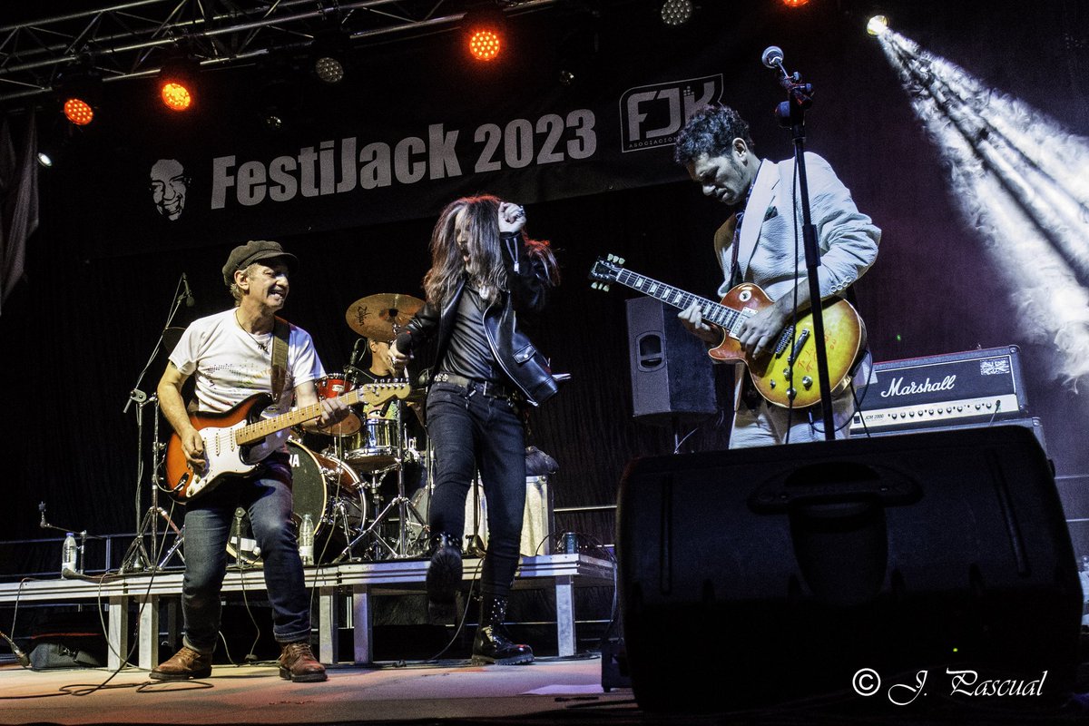 Si esto no es pasárselo bien, que vengan los dioses y lo vean.🤘😎
Fotografías de José Pascual González, de @reinodesuenos, en el <a href="/fjk_social/">Festijack</a> de Aranjuez, donde tuve el placer de subirme al escenario con <a href="/Luis_Cruz_Vivar/">luis cruz vivar</a> y los chicos de la Furgoband para cantar 'Mi guitarra y yo'