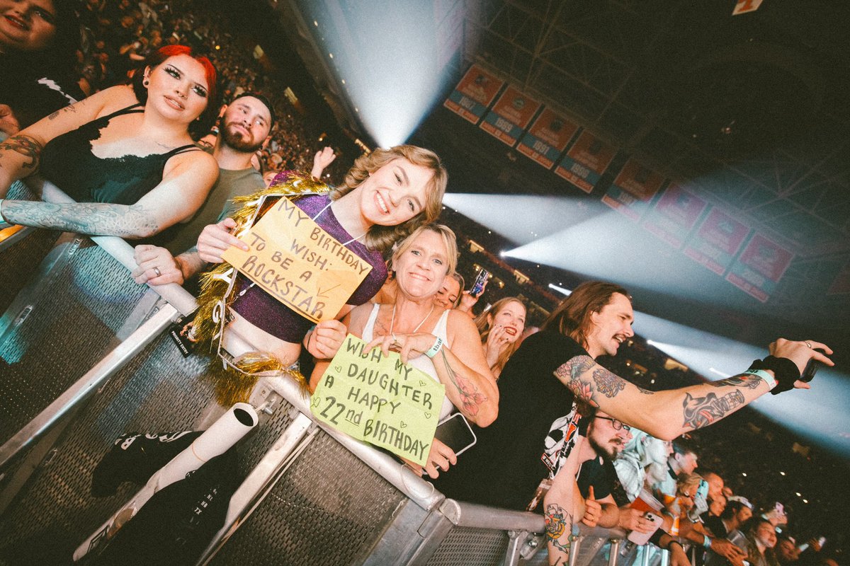 Nickelback's tweet image. The worst part about ending a tour is knowing we won't see you guys every night...maybe we should we add some more shows?

📸: Alanna McArdle