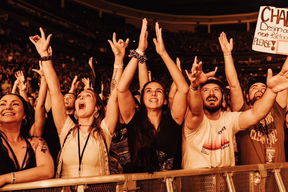 Nickelback's tweet image. The worst part about ending a tour is knowing we won't see you guys every night...maybe we should we add some more shows?

📸: Alanna McArdle