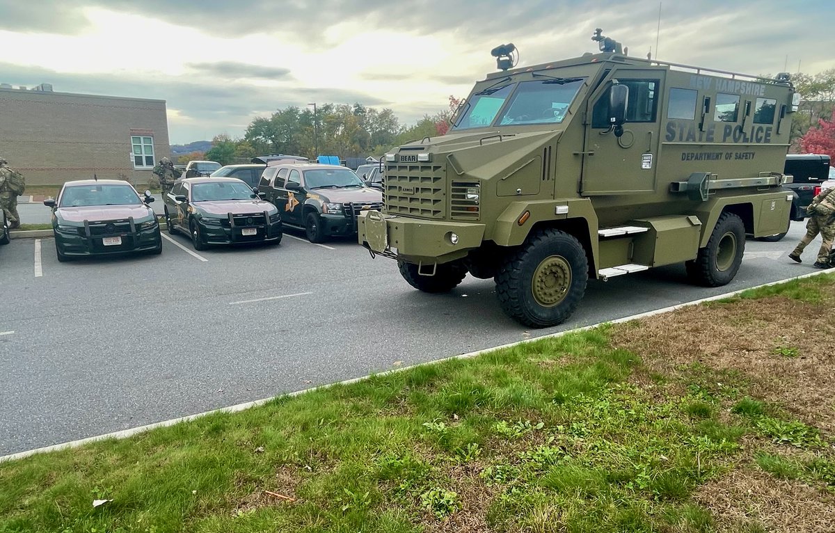 THREAD: In response to the tragedy in Lewiston, Maine, Troopers from the New Hampshire State Police have responded to assist our law enforcement partners.

➡️The SWAT team is assisting the Maine State Police SWAT team with ground searches throughout the area.