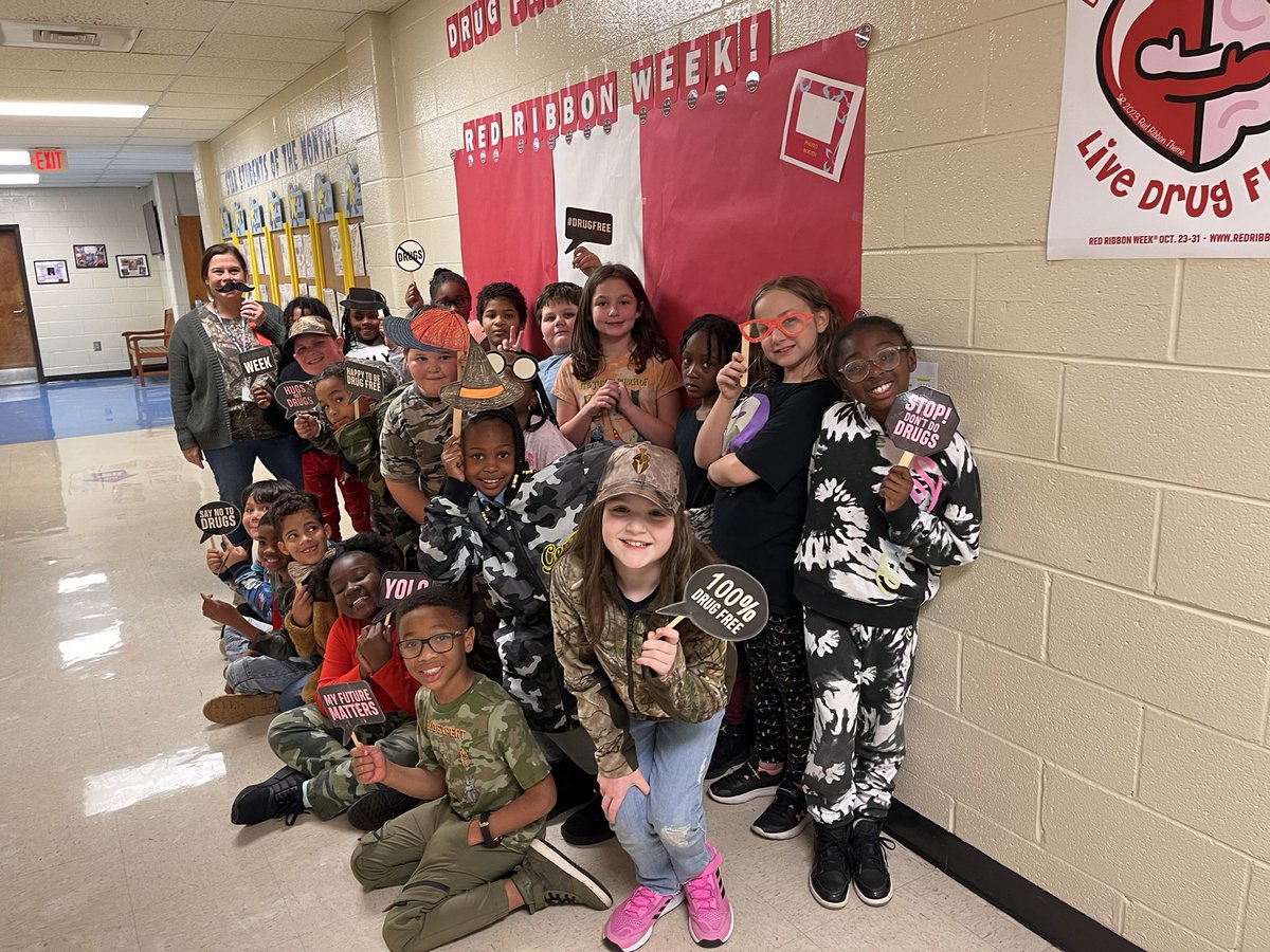 gilbert_annette's tweet photo. @HeardMixon we’re hiding ourselves from drug-camo day😁🤟🏽😎 Congratulations to Mrs. Roberts 3 graders for winning today’s challenge…..woohoo #ncssbethebest https://t.co/bGJtcW6Pzy