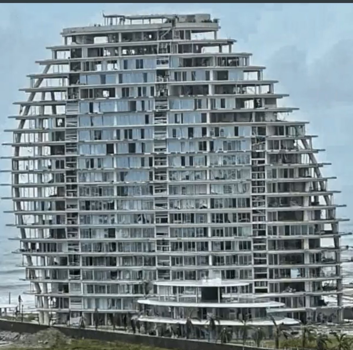 UHN_Plus's tweet photo. 🇲🇽 | Antes y después: Este lujoso edificio recién construido, en Acapulco, México, ha sufrido graves daños tras el paso del huracán Otis. https://t.co/MNIgG71yLI