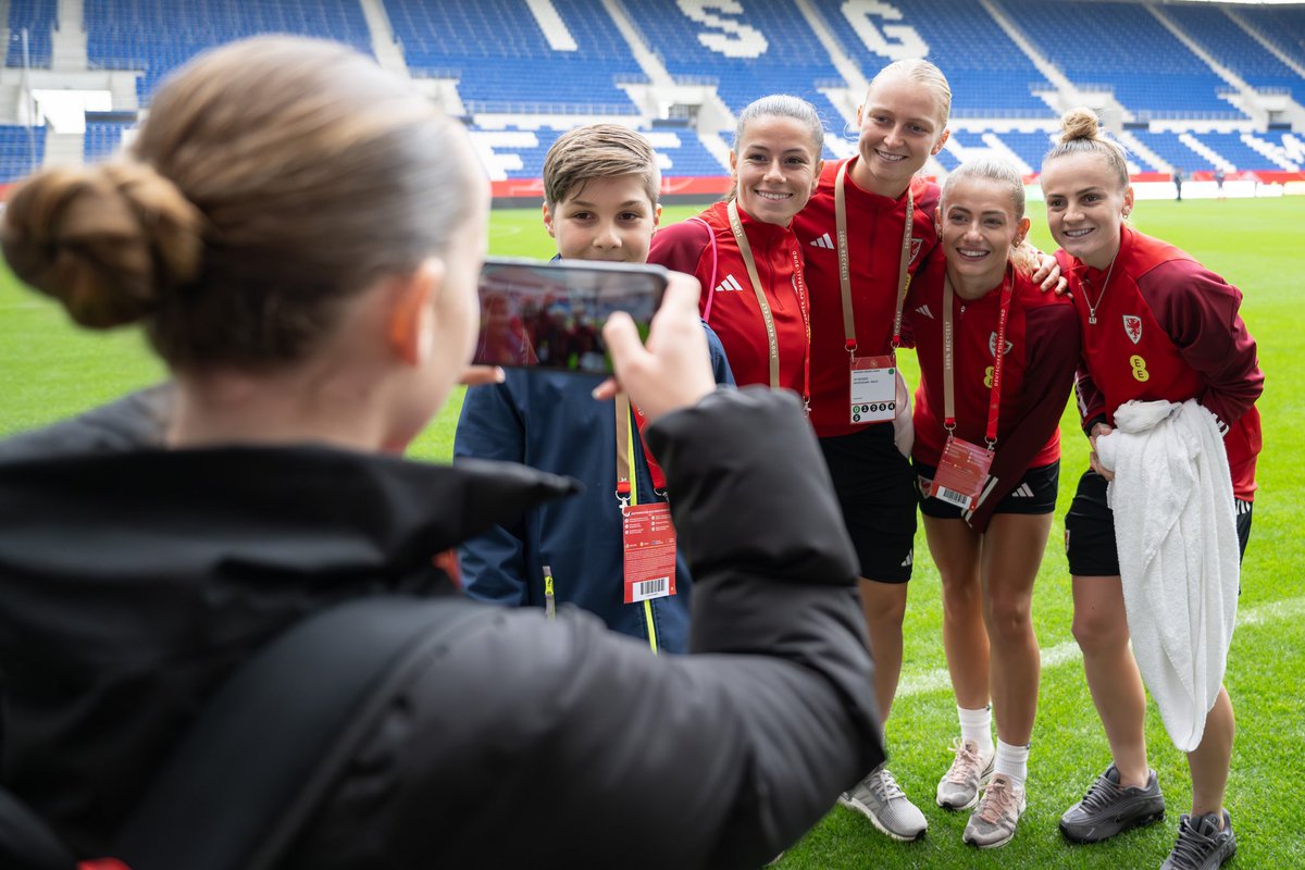 Cymru's tweet photo. 🔴⚪️🟢 Diolch i’r @Urdd am teithio i'r Almaen i gyflwyno'r Gymraeg i blant ysgol lleol!

Through the Urdd’s #ChwaraeYnGymraeg programme, a local school visited training today and will be supporting us in Sinsheim tomorrow evening!

#TogetherStronger https://t.co/NViAevKGr4