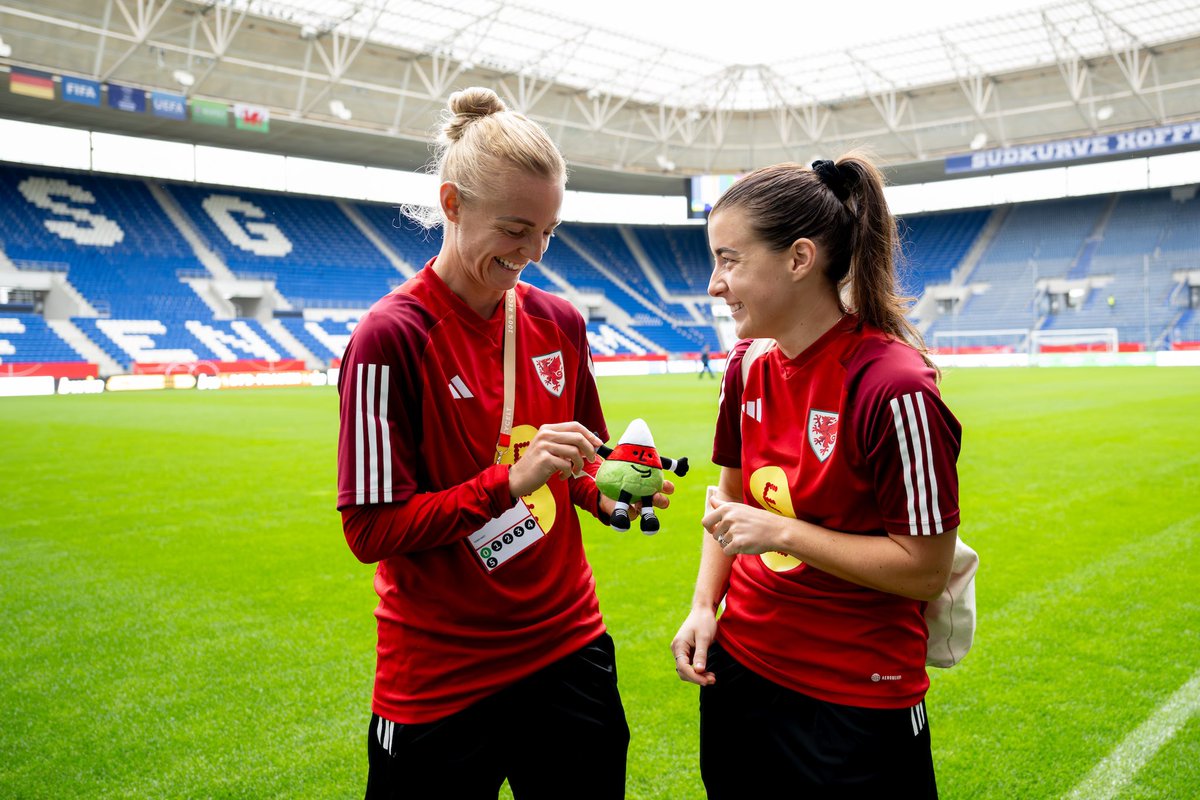 Cymru's tweet photo. 🔴⚪️🟢 Diolch i’r @Urdd am teithio i'r Almaen i gyflwyno'r Gymraeg i blant ysgol lleol!

Through the Urdd’s #ChwaraeYnGymraeg programme, a local school visited training today and will be supporting us in Sinsheim tomorrow evening!

#TogetherStronger https://t.co/NViAevKGr4