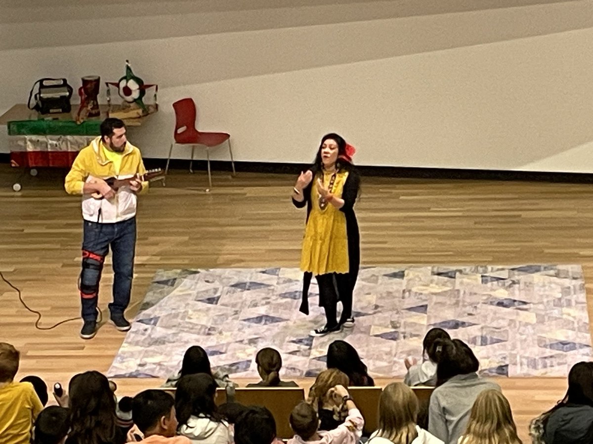 Mas de 500 alumnos @CCSD_edu y @yyCBEdu participan en Explorando espanol @calgarylibrary gracias a especialistas de idiomas Marina, Laura y Claudia pot la organization