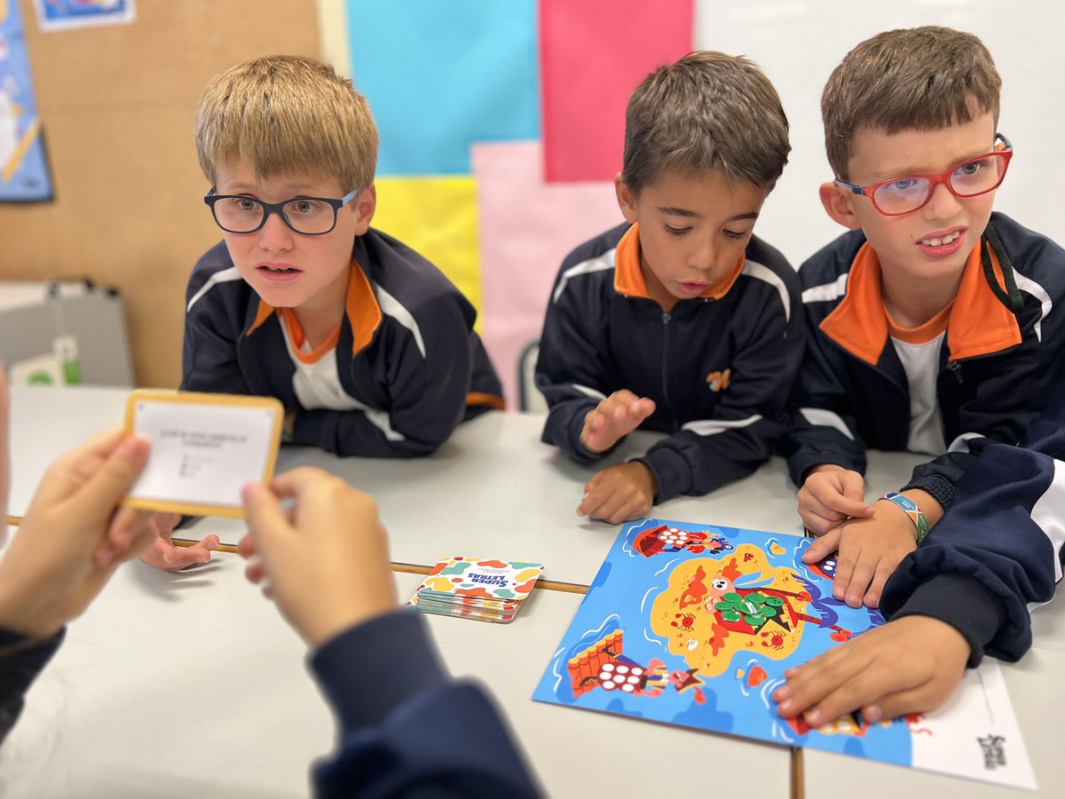 nazaretoporto's tweet photo. 📚📝 Hoy en #Superletras, los alumnos de 4° de primaria han puesto en marcha sus #HabilidadesLingüísticas a través del juego, la autonomía y la interacción de los centros de aprendizaje.💡Refuerzan conceptos, colaboran entre los miembros del equipo, desarrollan la creatividad… https://t.co/1jX71QoMH9
