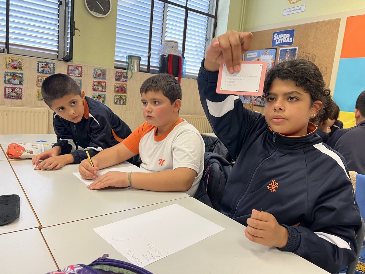 📚📝 Hoy en #Superletras, los alumnos de 4° de primaria han puesto en marcha sus #HabilidadesLingüísticas a través del juego, la autonomía y la interacción de los centros de aprendizaje.💡Refuerzan conceptos, colaboran entre los miembros del equipo, desarrollan la creatividad…