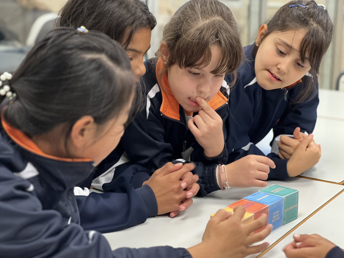 nazaretoporto's tweet photo. 📚📝 Hoy en #Superletras, los alumnos de 4° de primaria han puesto en marcha sus #HabilidadesLingüísticas a través del juego, la autonomía y la interacción de los centros de aprendizaje.💡Refuerzan conceptos, colaboran entre los miembros del equipo, desarrollan la creatividad… https://t.co/1jX71QoMH9