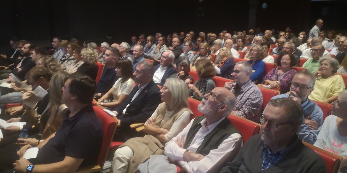 Eps, <a href="/Mateu_Ciurana/">Mateu Ciurana</a>! Aquesta veu en off sembla la teva! 😉 Moltes gràcies per la col·laboració! I moltes gràcies a en <a href="/martisaguer/">Martí Saguer</a>, que any rere any s’encarrega que el so d’aquest acte vagi com un tro! 
#Mosques2023 #CPCGirona