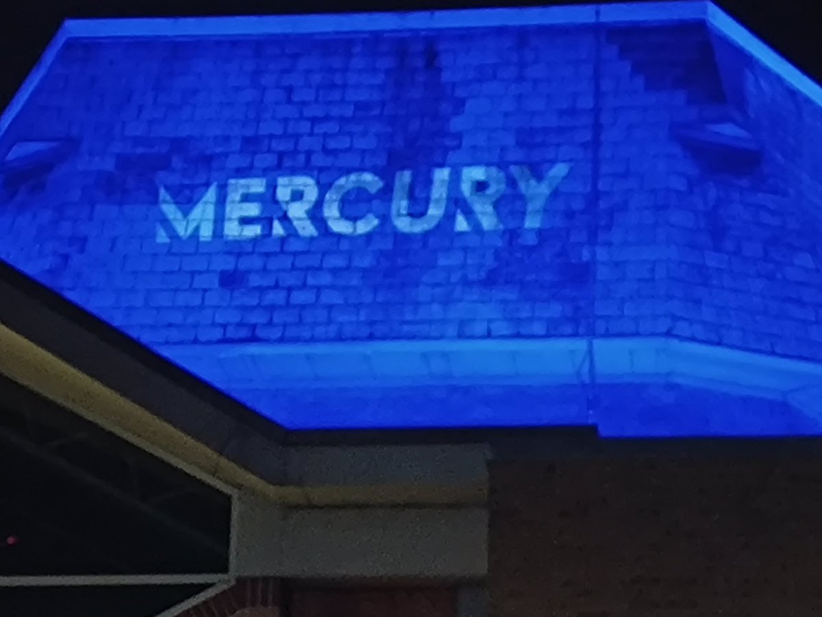 @mercurytheatre lit up Everton Blue as a tribute to #BillKenwright The lights were dimmed for 2mins at 7pm. A light has indeed gone out in the theatre world. Rest well Bill. Thank you for everything x