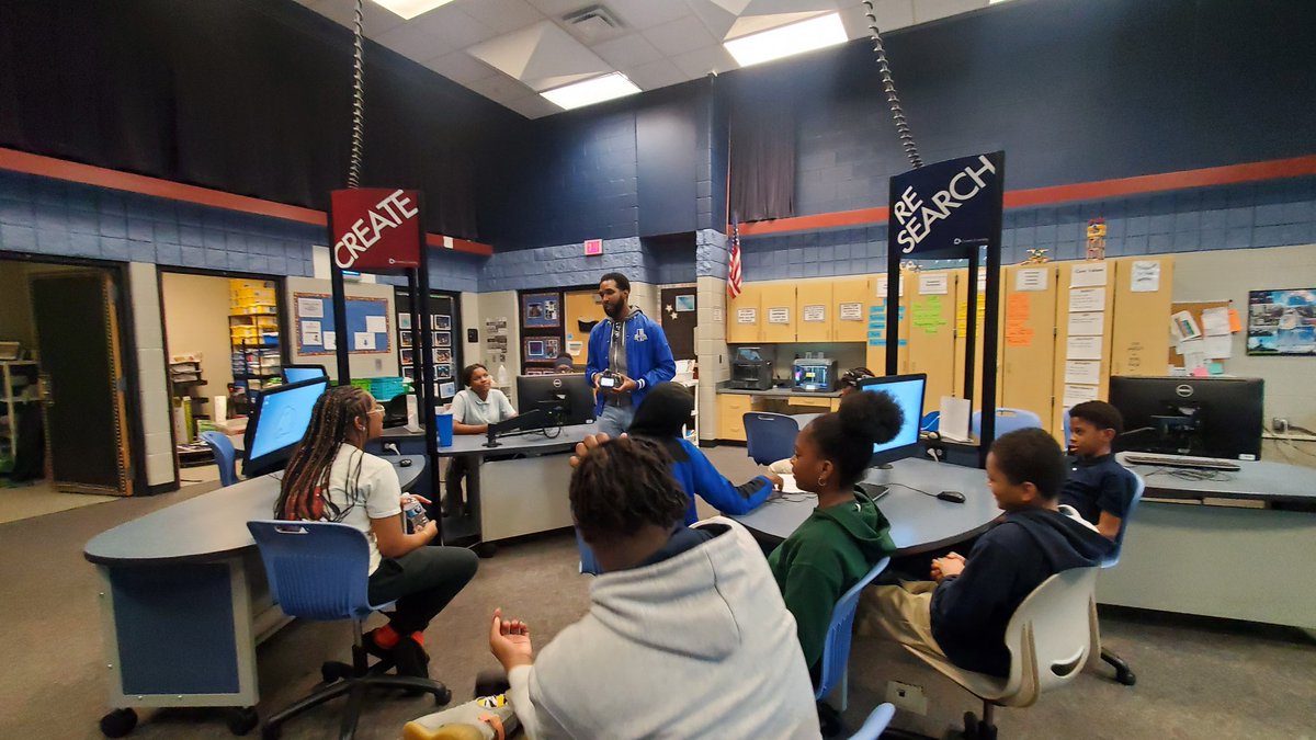 AcademyScott's tweet photo. BSA multi media students are busy learning from the pros! https://t.co/DmxClFSJS5