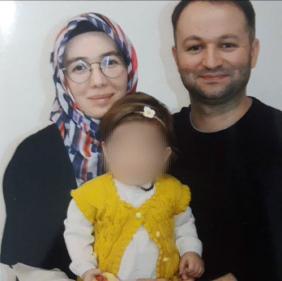 TutsakBebekler's tweet photo. ANTALYA/ELMALI

Büşra-Halil Çulha çifti, 22 Eylül 2022'de tutuklandılar. Annesiyle cezaevine girdiğinde 8 aylık olan Bahar bebek, şimdi 22 aylık oldu. Bahar ilk doğum gününü cezaevinde kutladı ve şimdi Bahar'ın 2. yaş günü yaklaşıyor. Hukuktaki "Kanunsuz suç ve ceza olmaz" ilkesi yıllardır hiçe sayılarak, ailelere, bebeklere, çocuklara zulmediliyor.
@Elifhevav 

#100üncüYılaYakışan