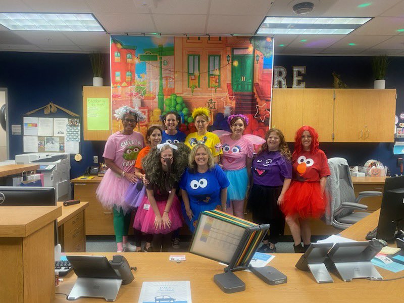 GilmoreCCISD's tweet photo. “Everyday can be a sunny day, just smile and play” 🍎 ☀️ 💖 https://t.co/rJoOctjfj1