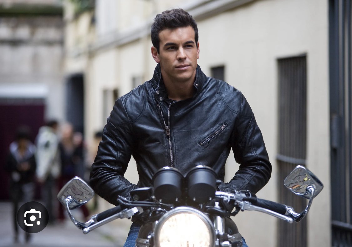 LubisaContreras's tweet photo. Se que estoy vieja cuando me entero que el hermano menor de Mario Casas tiene ahora la misma edad que Mario cuando me enamore de él en 3MSC  👵🏻 https://t.co/eHvoBgeguZ