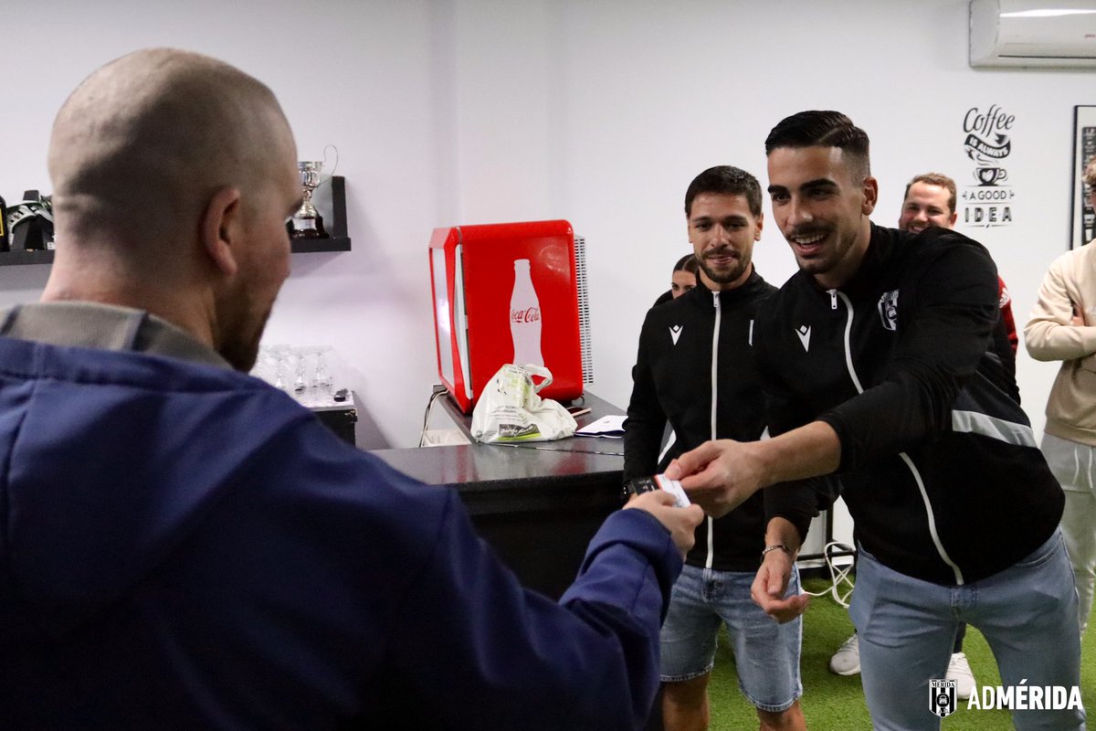 🆗 Hoy ha arrancado la temporada de nuestros romanos de <a href="/meridadisports/">merida_disports</a> 

⚪️⚫️ Nuestros futbolistas <a href="/alex_escardo/">Alejandro Escardó Llamas</a>, <a href="/tomibourdal/">Tomás Bourdal</a> y @0013_juan no han querido perdérselo y les han entregado los abonos de la temporada 23/24 

🙌🏽 JUNTOS somos más fuertes