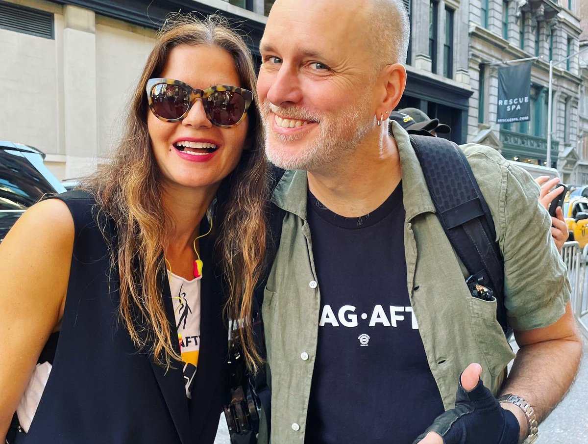JillHennessy's tweet photo. Showing up means a lot. Walking the line with awesome folks…#SagAftraStrike @KellyAuCoin77 @MsTaraWestwood #RobertBurke #GeoffreyCantor @eholder #JoelGarland https://t.co/aOwE8d65Hh