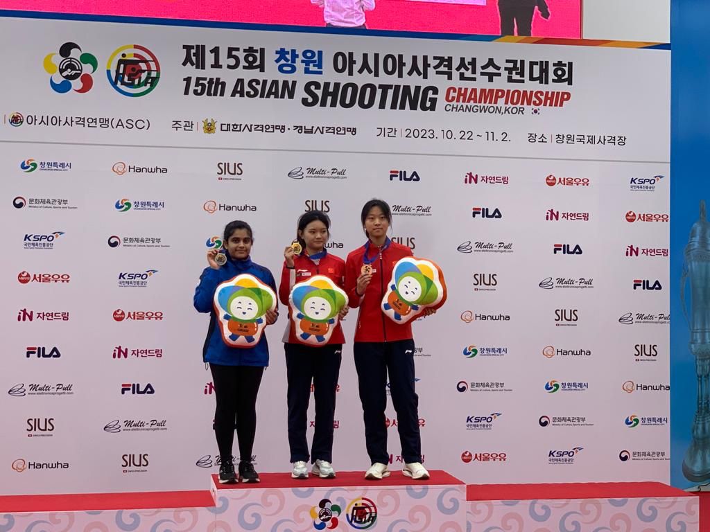 Media_SAI's tweet photo. Update: 🇮🇳 at Asian Shooting🔫 Championships Changwon, 🇰🇷

Take a look at our individual medalists of the day👇

🥇: Harmehar Singh Lally in  Junior Men’s Skeet

🥈: Gautami Bhanot in Junior Women's 10m Air Rifle

🥈: Raiza Dhillon in Junior Women’s Skeet

🥈: Bhavtegh Singh Gill in Junior Men’s Skeet

🥉: Abhinav Shaw in Junior Men's 10m Air Rifle

Many congratulations to all 🥳👏👏