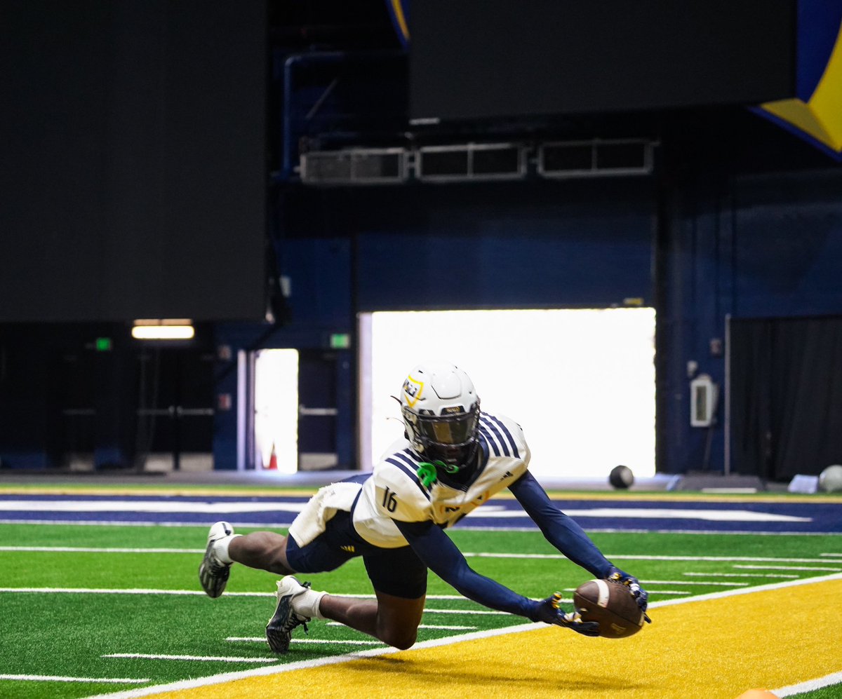 NAU_Football's tweet photo. Checking in on the ‘Jacks during Homecoming week 🪓

#RaiseTheFlag | #BigSkyFB https://t.co/U0dViKKOyG
