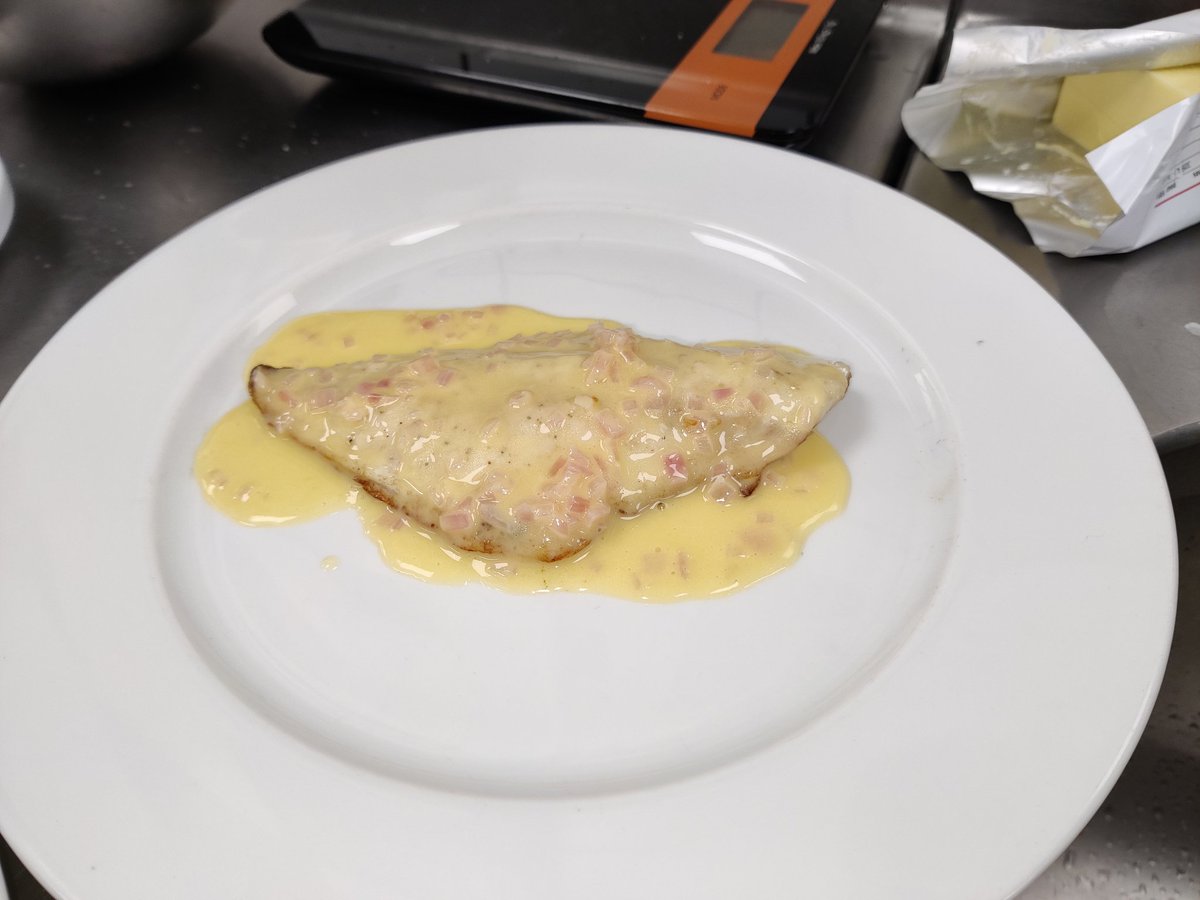 LeDoritoS's tweet photo. Salut je voulais vous partager ce que je cuisine depuis que j'ai commencé mon apprentissage en cuisine (Boeuf bourguignon, filet de daurade a l'unilatérale et sauce beurre blanc, blanquette de veau et risotto et une tarte aux pommes https://t.co/ui48PuLKDm