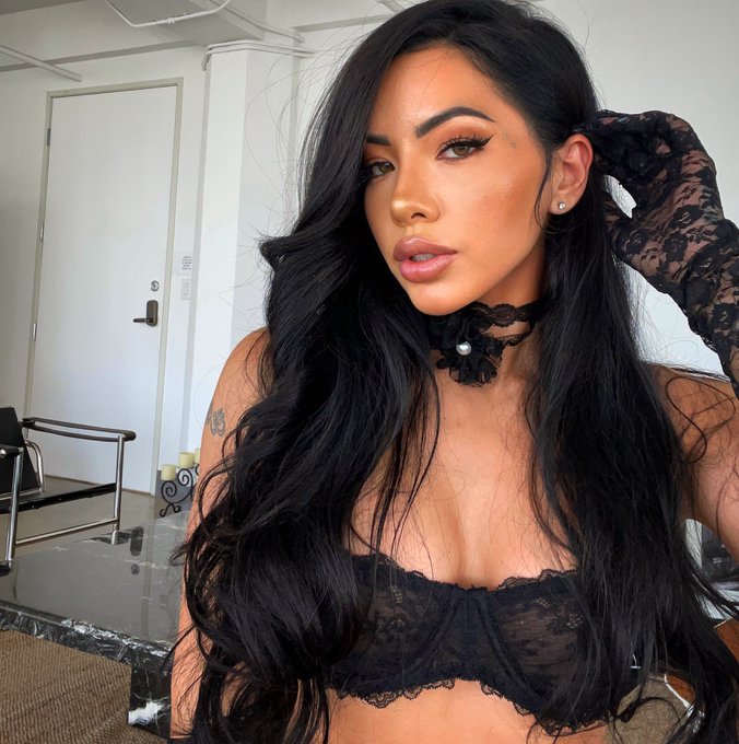 Fuck my face yes or no? https://t.co/rnlQCAoGf1