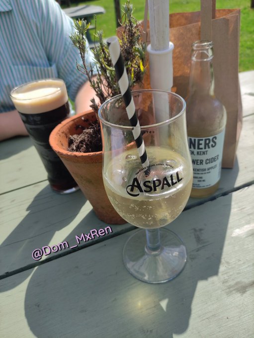 I miss the summer heat, and pub gardens 🥲 Daddy needs a holiday... https://t.co/I5peSIkNIW