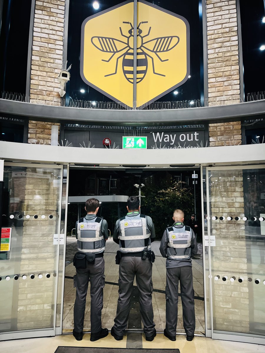 BeeNetwork's tweet image. 👮 #GMTravelSafe are working with #GMPTransportUnit and @foundation92 in the Wigan area this evening to provide a visible presence and to help you stay safe whilst travelling.