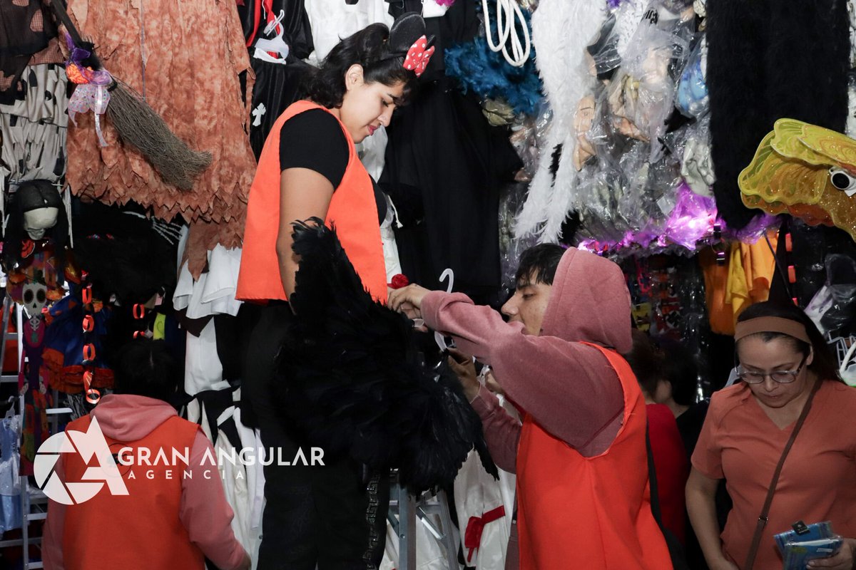AngularAgencia's tweet photo. 🎃☠️🧟‍♂️ #Galeria •• Cómo parte de las celebraciones del mes de octubre, los poblanos y poblanas visitan las tiendas de #disfraces para las fiestas de #Halloween

Via @Veck_Arenas https://t.co/OeQYoytkRt