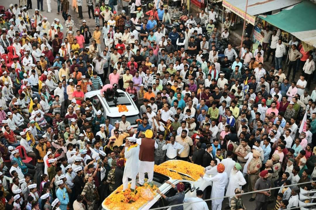 iAmitBhatnagar's tweet photo. मेरे समर्थन मे पंजाब के मुख्यमंत्री / भगवंत  मान द्वारा किये गए रोड शो और आम सभा में जिस तरह जन सैलाब उमड़ा है उसका जनता ने दिल खोल के आशीर्वाद दिया उसके लिए जनता का कोटि कोटि आभार. 🙏🙏🙏 https://t.co/RNtx06qko7