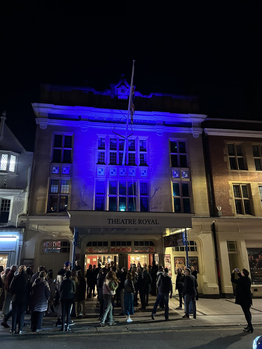 Dimming the lights and turning the Theatre Royal Windsor blue. In memory of #BillKenwright