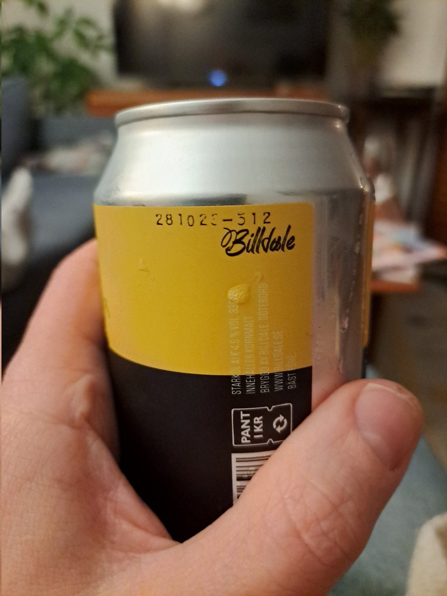 Nu tar jag den sista. Och är inte bäst före-datumet på denna GULD 2022 MÄSTARPILSNER lite talande?