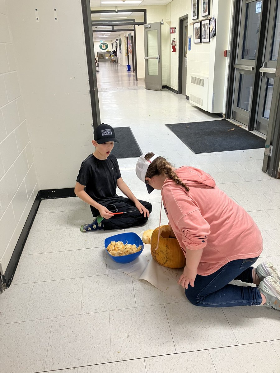 ATESTigers's tweet photo. Pumpkin Day Writing, Math and Art today at ATES (Pumpkin Gym will have to wait until Monday)…followed by hanging with our Learning Buddies to end the day! https://t.co/TUSgt8bW8J