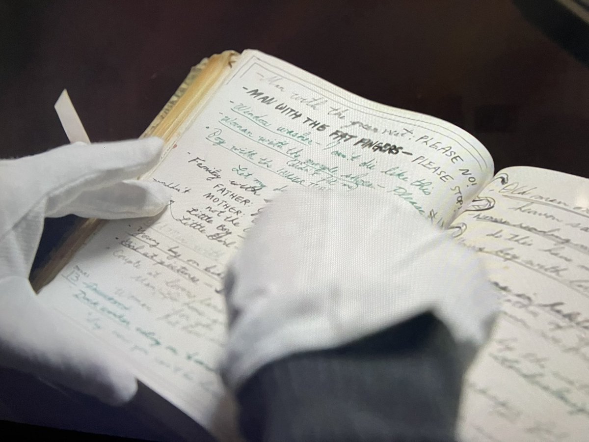 Mise en valeur des #archives (privées) dans la nouvelle série BBC #Interviewwiththevampire ; du beau matériel de conservation mais encore un swing and a miss en ce qui concerne les gants blancs !

#viedarchiviste <a href="/ArchivesPop1/">ArchivesPop</a>