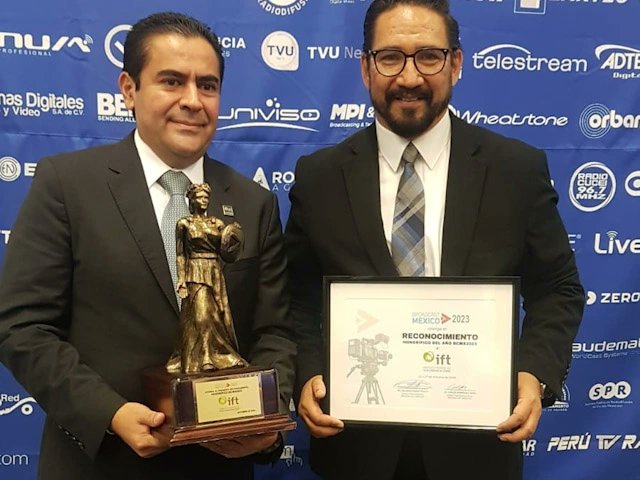 #BroadcastMéxico2023 reconoce la industria de medios masivos de comunicación, otorgando al COMISIONADO PRESIDENTE EN SUPLENCIA DEL @IFT_MX  @juarezmojica, el RECONOCIMIENTO HONORARIO #BCMX2023.

@BroadcastMexico