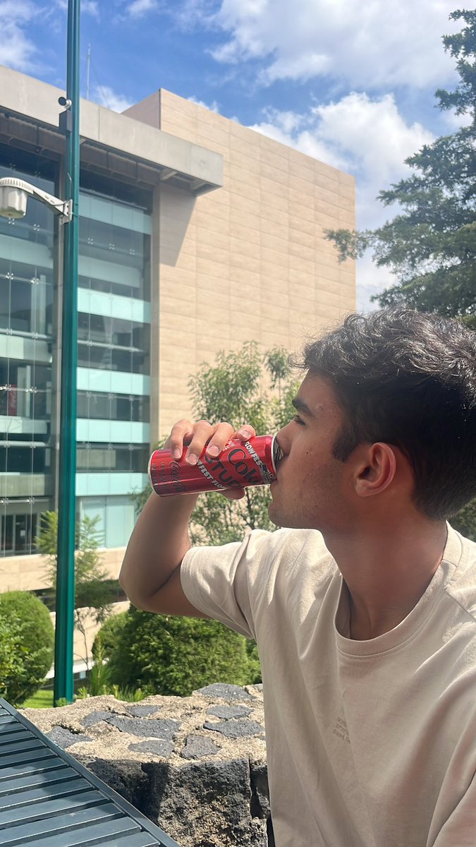 kadu haciendo anuncio de cocacola en detroit
